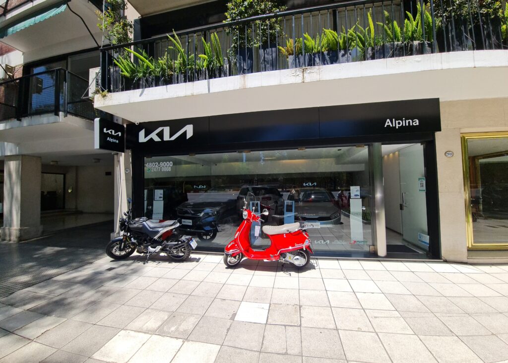 fachadas comerciales en aluminio compuesto con letras corpóreas